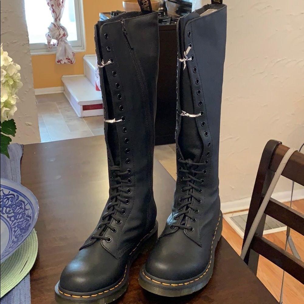 BRAND NEW Dr. Martens 1914 20 eye boot